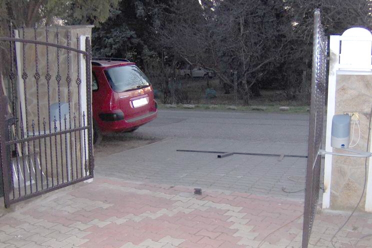 Popkit motor nyitva.jpg - Vastag kapu pillérekhez tervezett csuklós karos automatika. 
NICE POPKIT nyitott állapotban.